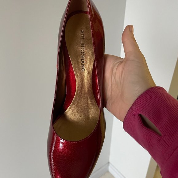 Arturo Chiang, US size 8.5W, red patent pumps - Picture 8 of 12